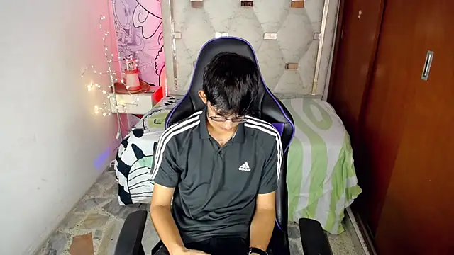 Snapshot of zxvn_n chatting on 06-10-26, 12:26 zxvn n online show from 06-10-26, 12:26