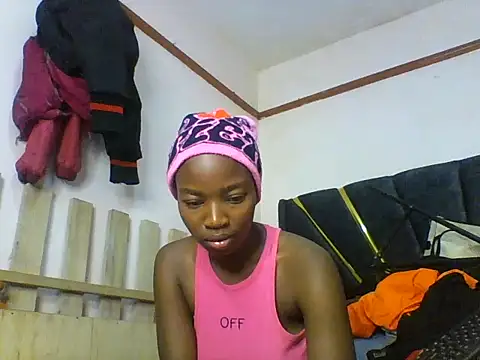 Snapshot of aliana082169 chatting on 06-06-26, 02:27 aliana082169 online show from 06-06-26, 02:27