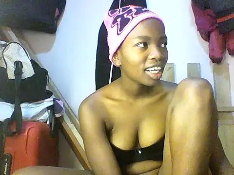 Snapshot of aliana082169 chatting on 06-09-26, 06:36 aliana082169 online show from 06-09-26, 06:36