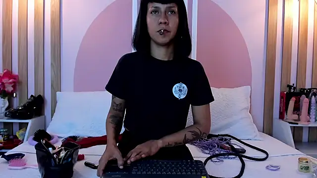 Snapshot of Valkiriia_wiine chatting on 06-26-26, 04:50 Valkiriia wiine online show from 06-26-26, 04:50