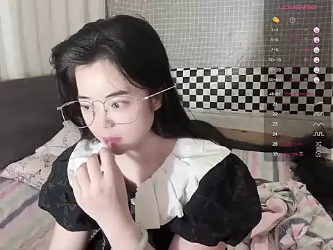 Snapshot of Lili-0521 chatting on 06-05-26, 05:51 Lili-0521 online show from 06-05-26, 05:51