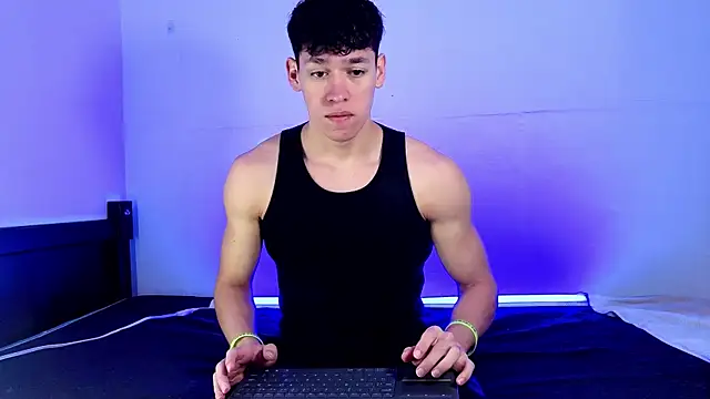 Snapshot of Luke_Muscle chatting on 05-27-26, 12:35 Luke Muscle online show from 05-27-26, 12:35