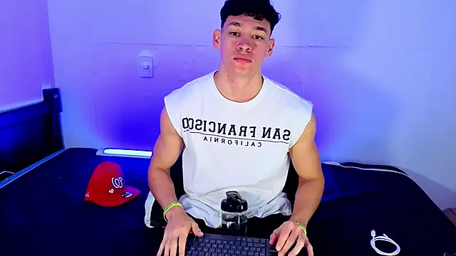 Snapshot of Luke_Muscle chatting on 06-05-26, 01:50 Luke Muscle online show from 06-05-26, 01:50