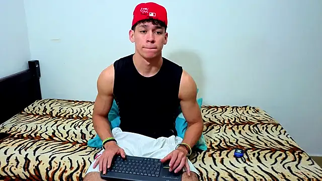 Snapshot of Luke_Muscle chatting on 06-15-26, 04:04 Luke Muscle online show from 06-15-26, 04:04