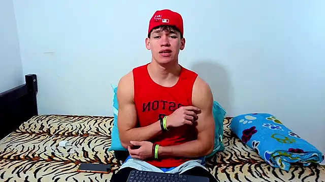 Snapshot of Luke_Muscle chatting on 06-16-26, 01:25 Luke Muscle online show from 06-16-26, 01:25