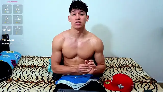 Snapshot of Luke_Muscle chatting on 06-20-26, 02:20 Luke Muscle online show from 06-20-26, 02:20