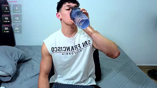 Snapshot of Luke_Muscle chatting on 07-04-26, 11:00 Luke Muscle online show from 07-04-26, 11:00