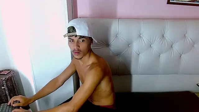 Snapshot of Angel_foxc13 chatting on 06-12-26, 04:39 Angel foxc13 online show from 06-12-26, 04:39