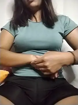 Snapshot of Blushmuse23 chatting on 07-18-26, 11:47 Blushmuse23 online show from 07-18-26, 11:47