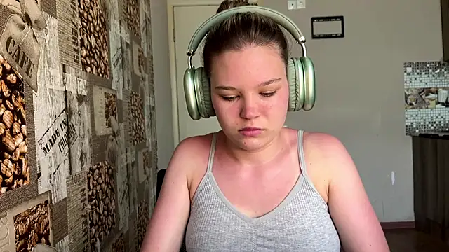 Snapshot of HellyRay chatting on 06-16-26, 01:03 HellyRay online show from 06-16-26, 01:03
