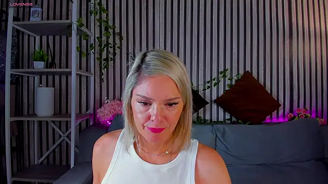 Snapshot of Betty_Brock chatting on 06-07-26, 01:10 Betty Brock online show from 06-07-26, 01:10