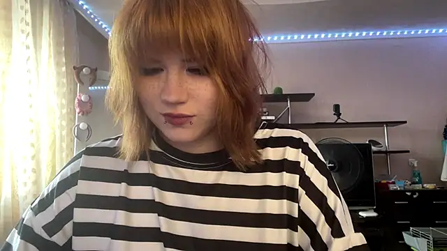 Snapshot of HelloKinki chatting on 06-22-26, 03:42 HelloKinki online show from 06-22-26, 03:42