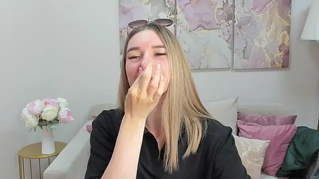 Snapshot of RoxyReignn chatting on 06-18-26, 10:03 RoxyReignn online show from 06-18-26, 10:03