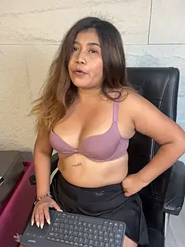LyraMilano online show from 07-17-26, 12:45