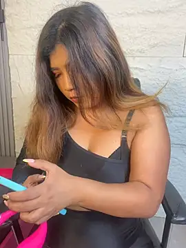 LyraMilano online show from 07-18-26, 12:42
