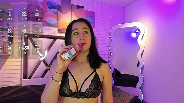 Snapshot of Lua_bloom_ chatting on 06-19-26, 04:50 Lua bloom online show from 06-19-26, 04:50