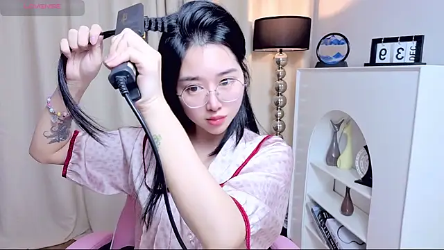 Snapshot of miuu6868 chatting on 06-05-26, 02:07 miuu6868 online show from 06-05-26, 02:07