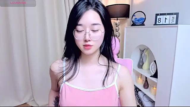 Snapshot of miuu6868 chatting on 06-18-26, 09:14 miuu6868 online show from 06-18-26, 09:14