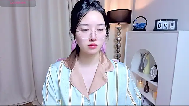 Snapshot of miuu6868 chatting on 06-20-26, 02:14 miuu6868 online show from 06-20-26, 02:14