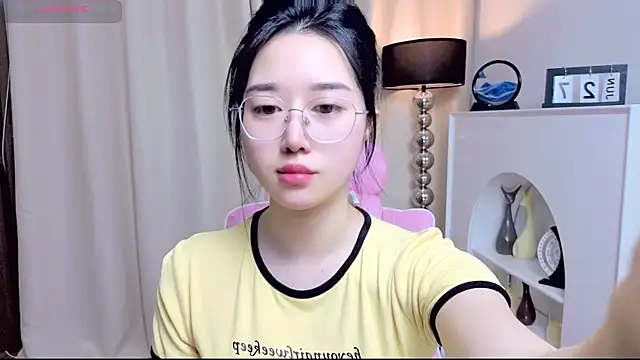 Snapshot of miuu6868 chatting on 06-27-26, 02:05 miuu6868 online show from 06-27-26, 02:05