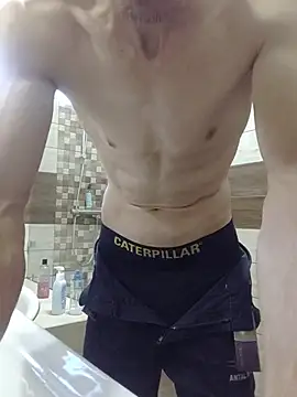Snapshot of Nakedfanboy chatting on 06-25-26, 03:27 Nakedfanboy online show from 06-25-26, 03:27