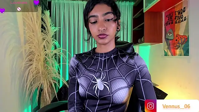 Snapshot of HottieVeroo_ chatting on 06-17-26, 01:41 HottieVeroo online show from 06-17-26, 01:41
