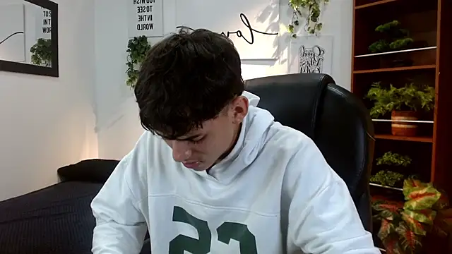 Snapshot of Ryan_grayx chatting on 06-04-26, 02:56 Ryan grayx online show from 06-04-26, 02:56