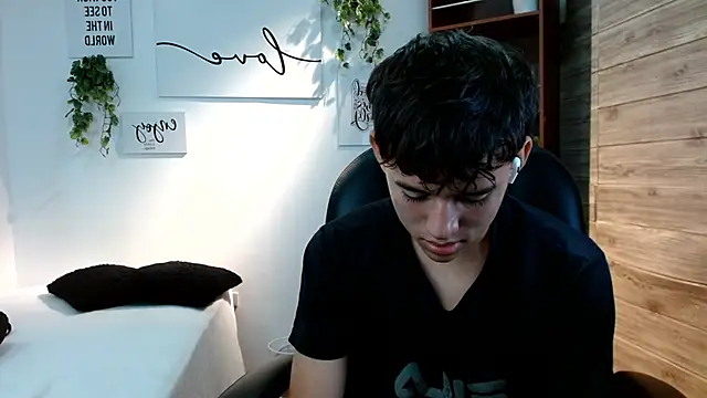 Snapshot of Ryan_grayx chatting on 06-19-26, 02:43 Ryan grayx online show from 06-19-26, 02:43
