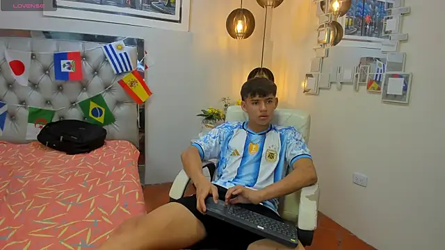 Snapshot of Ryan_grayx chatting on 07-19-26, 02:32 Ryan grayx online show from 07-19-26, 02:32