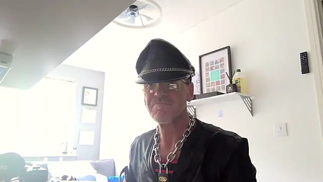 Snapshot of NottsLeather chatting on 06-07-26, 09:35 NottsLeather online show from 06-07-26, 09:35