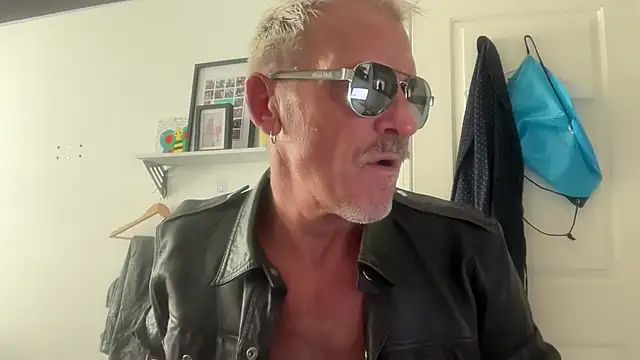 Snapshot of NottsLeather chatting on 07-11-26, 04:43 NottsLeather online show from 07-11-26, 04:43