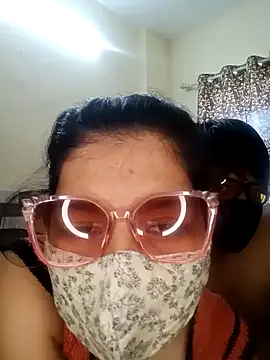 Snapshot of Desii_Couple69 chatting on 05-29-26, 08:34 Desii Couple69 online show from 05-29-26, 08:34