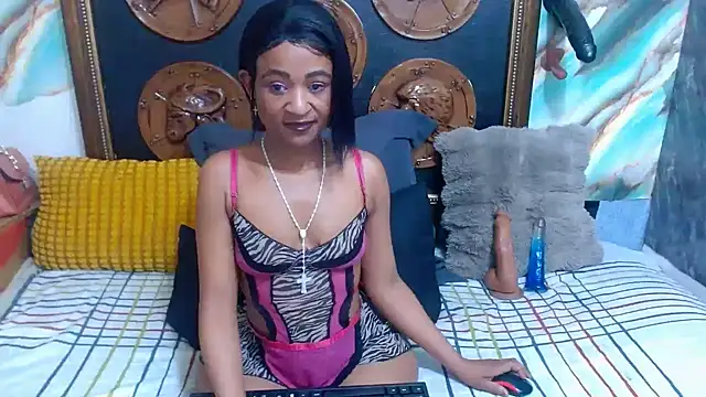 Snapshot of GoldenBigAssCurvy1 chatting on 06-03-26, 03:50 GoldenBigAssCurvy1 online show from 06-03-26, 03:50