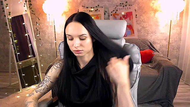 NicoleMerz online show from 06-19-26, 04:00