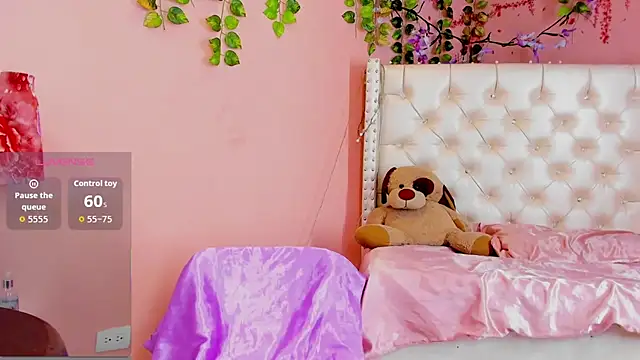 Snapshot of valentinee_xo chatting on 06-11-26, 04:43 valentinee xo online show from 06-11-26, 04:43