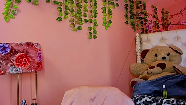Snapshot of valentinee_xo chatting on 06-14-26, 04:25 valentinee xo online show from 06-14-26, 04:25
