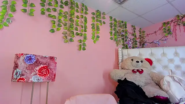 Snapshot of valentinee_xo chatting on 06-16-26, 12:46 valentinee xo online show from 06-16-26, 12:46
