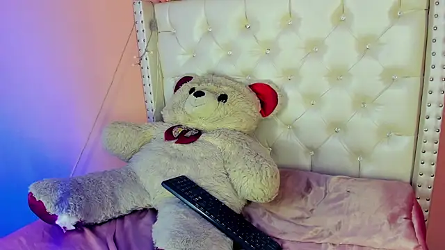 Snapshot of valentinee_xo chatting on 06-19-26, 05:01 valentinee xo online show from 06-19-26, 05:01