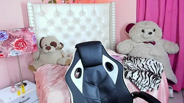 Snapshot of valentinee_xo chatting on 07-28-26, 05:58 valentinee xo online show from 07-28-26, 05:58
