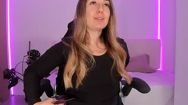 LindaWhite  online show from 11-20-25, 05:23