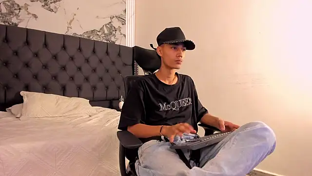 LucasJhonson  online show from 06-10-26, 04:34