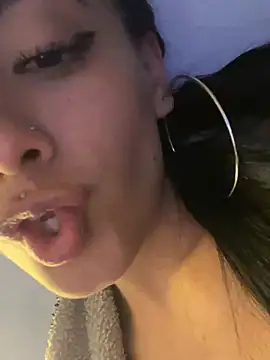Snapshot of Skinytwin chatting on 06-02-26, 03:30 Skinytwin online show from 06-02-26, 03:30