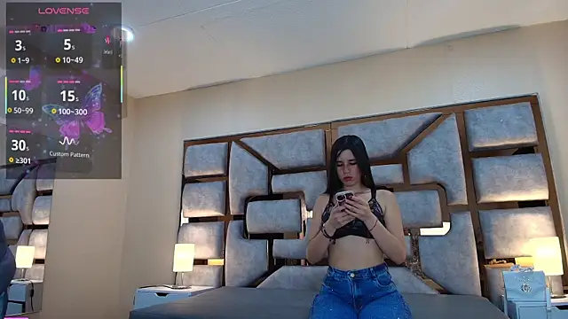 Snapshot of Crystal_Silver chatting on 06-06-26, 02:11 Crystal Silver online show from 06-06-26, 02:11