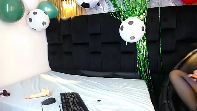 Holly Watson  online show from 06-20-26, 04:59