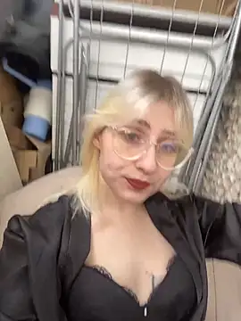 Snapshot of xp_blondie chatting on 06-05-26, 06:20 xp blondie online show from 06-05-26, 06:20