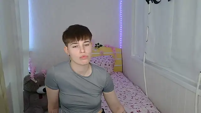EmyHills online show from 06-17-26, 03:57