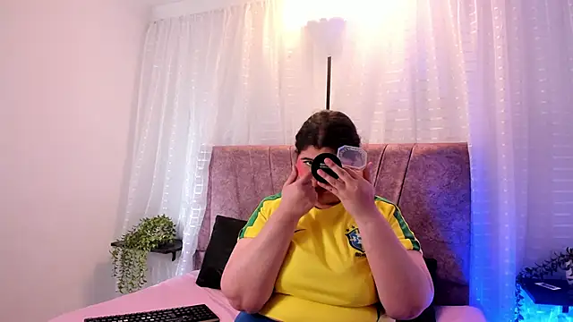 Emilie Jones online show from 06-13-26, 01:53