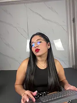 ValentinaLuciana online show from 06-08-26, 01:22