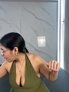 ValentinaLuciana online show from 06-10-26, 01:10