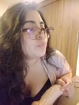 Snapshot of Roxxy_Sade chatting on 06-11-26, 12:32 Roxxy Sade online show from 06-11-26, 12:32